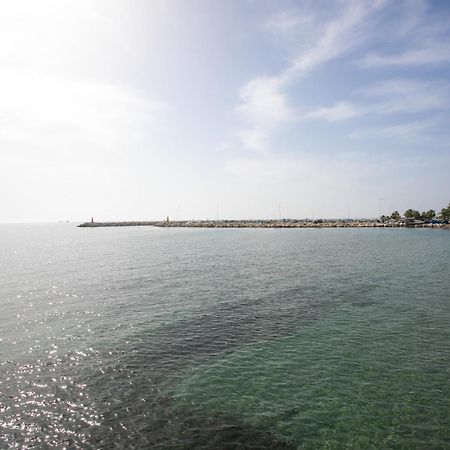 Palmove Luxurious Beachfront Apt Larnaca Exteriör bild
