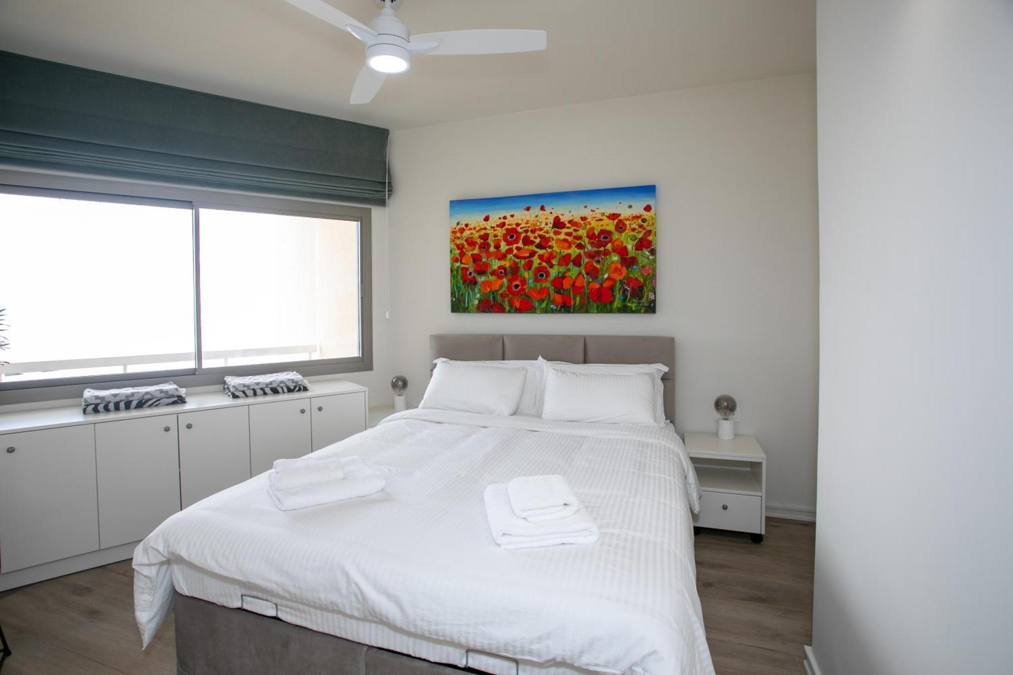 Palmove Luxurious Beachfront Apt Larnaca Exteriör bild