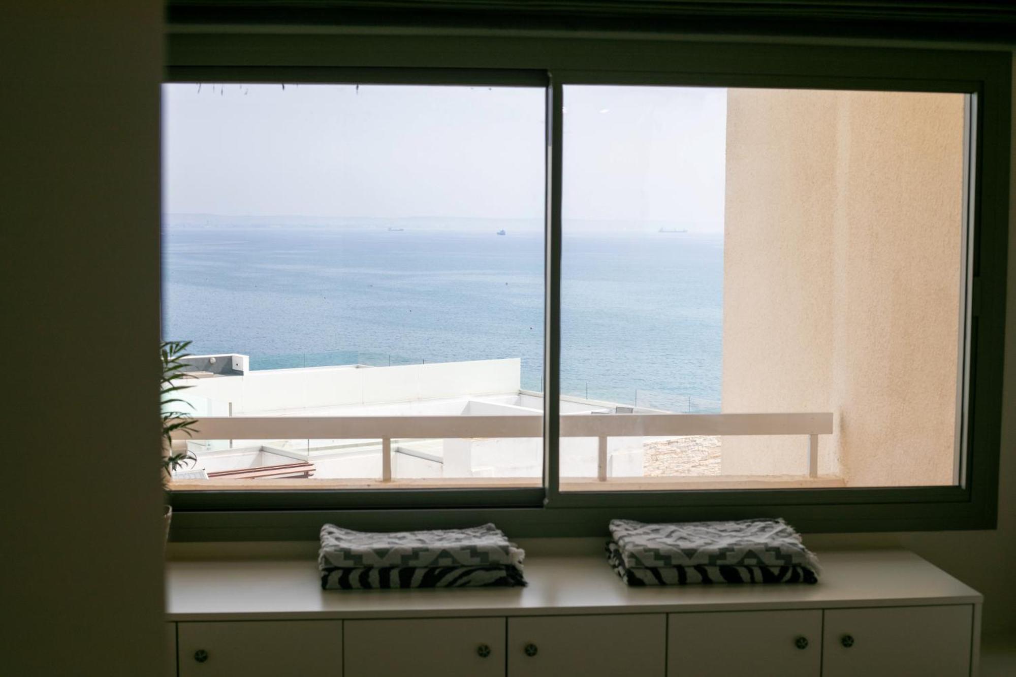 Palmove Luxurious Beachfront Apt Larnaca Exteriör bild