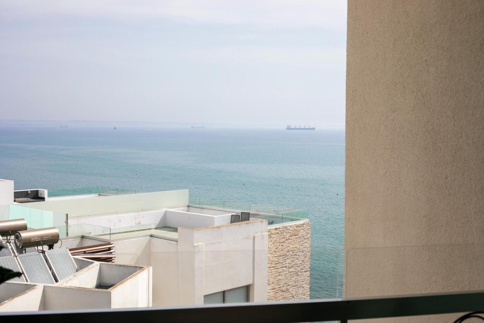 Palmove Luxurious Beachfront Apt Larnaca Exteriör bild
