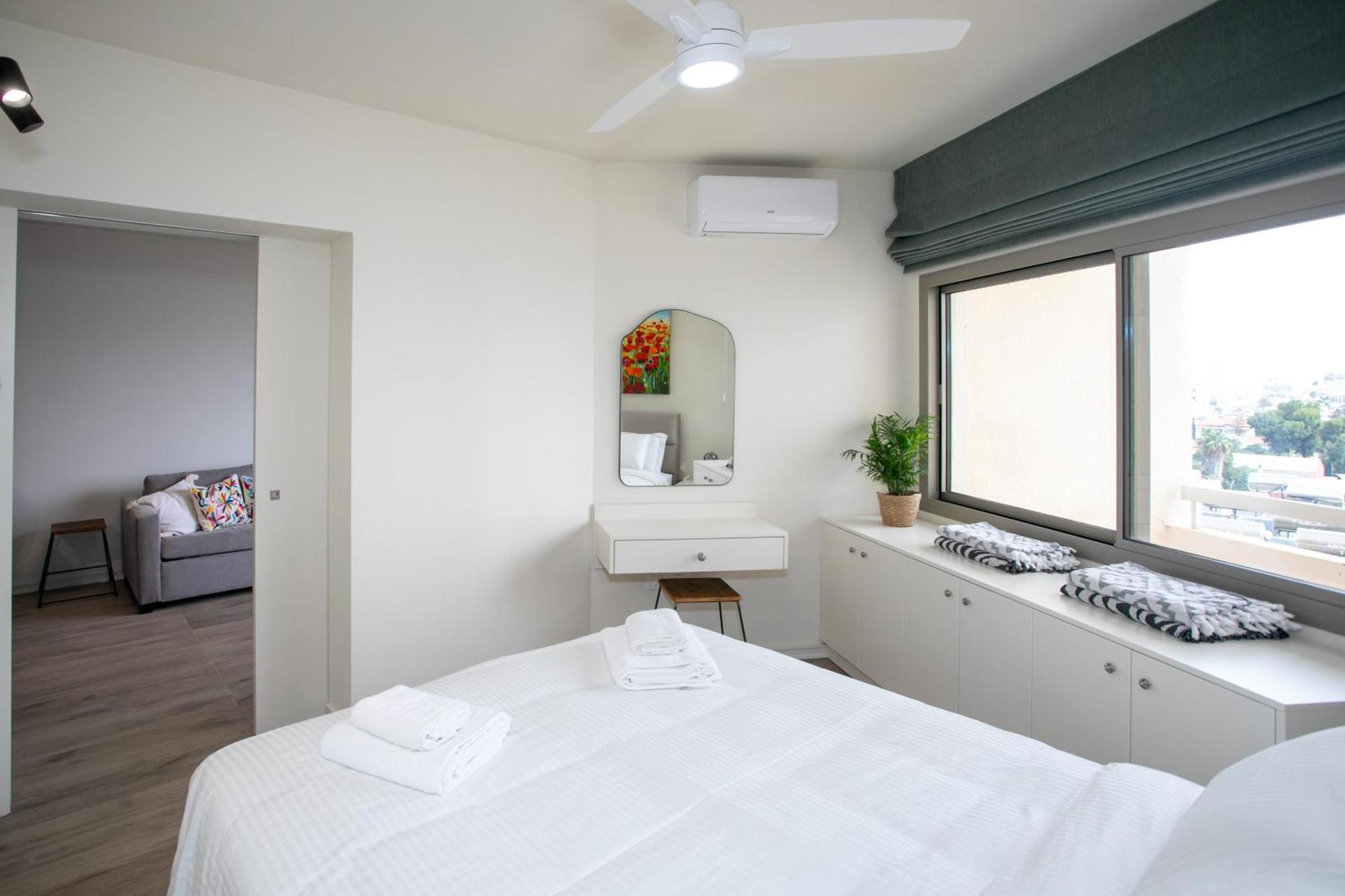 Palmove Luxurious Beachfront Apt Larnaca Exteriör bild