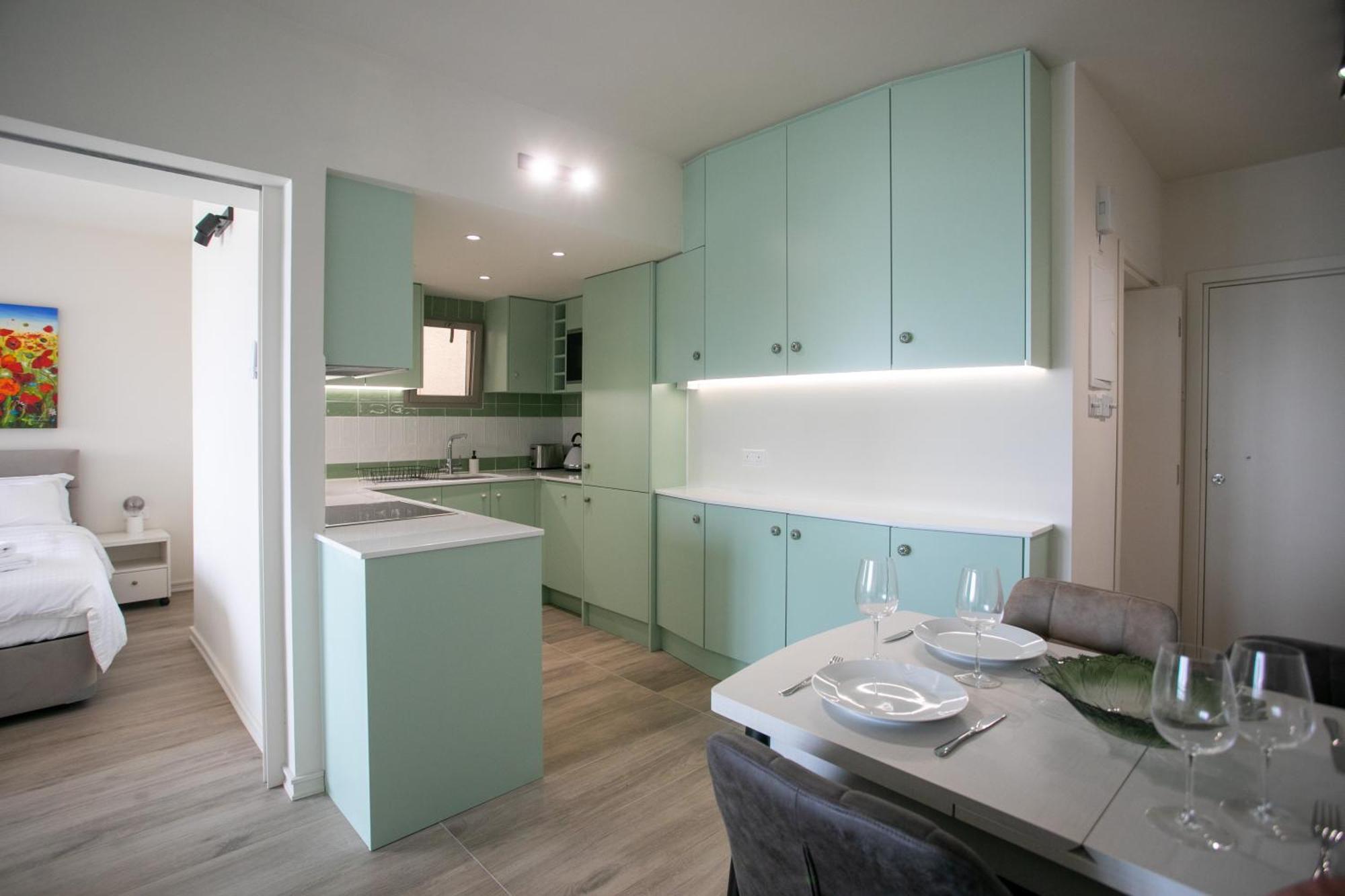 Palmove Luxurious Beachfront Apt Larnaca Exteriör bild