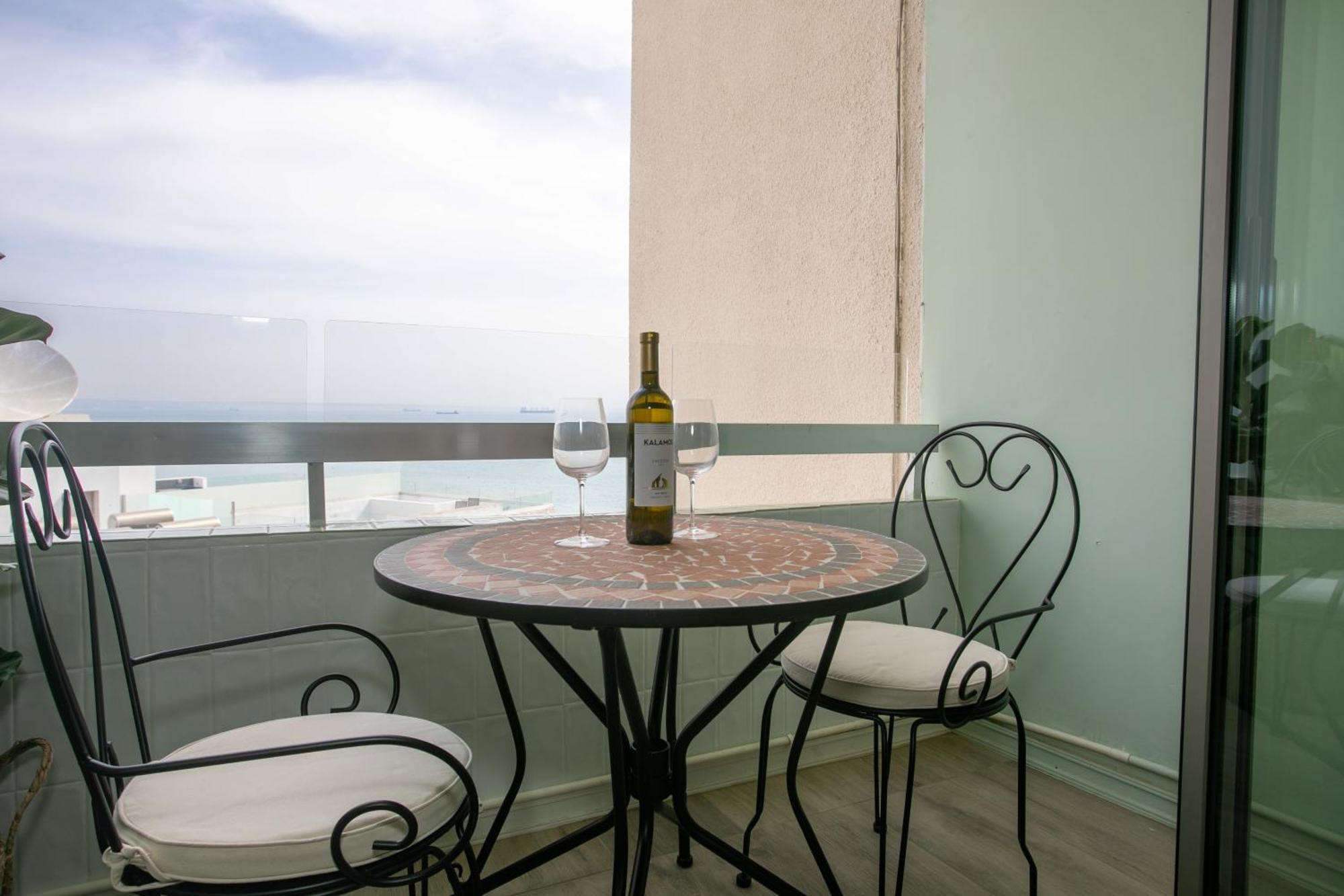 Palmove Luxurious Beachfront Apt Larnaca Exteriör bild