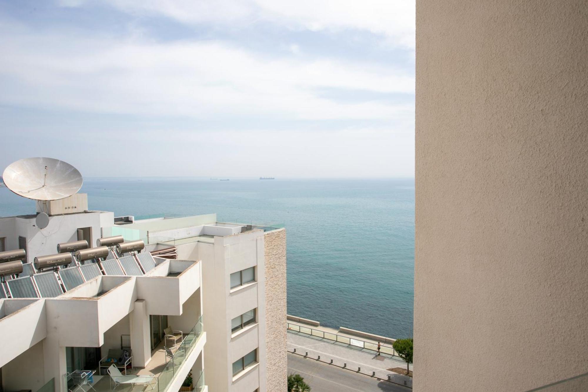 Palmove Luxurious Beachfront Apt Larnaca Exteriör bild