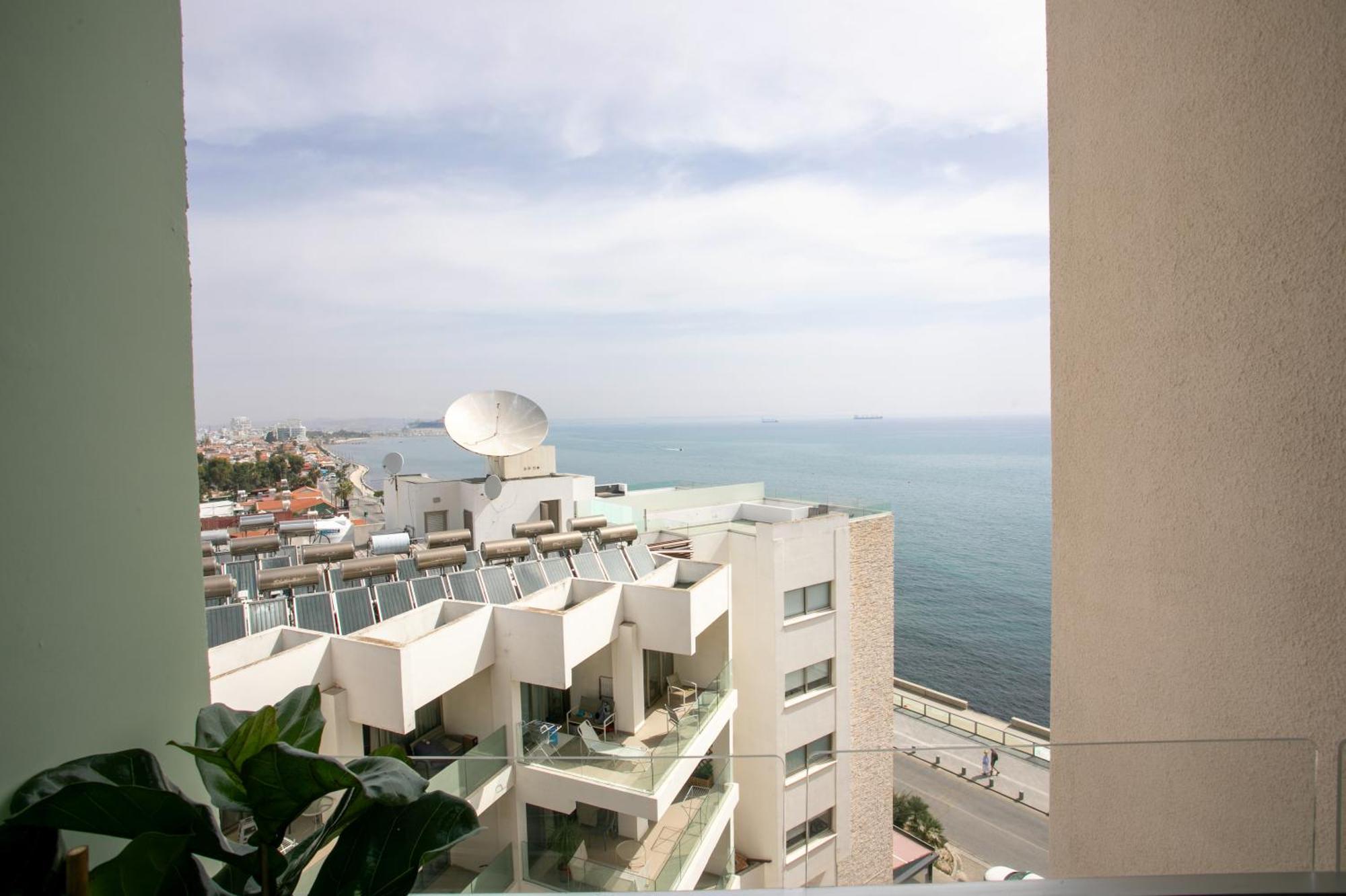 Palmove Luxurious Beachfront Apt Larnaca Exteriör bild
