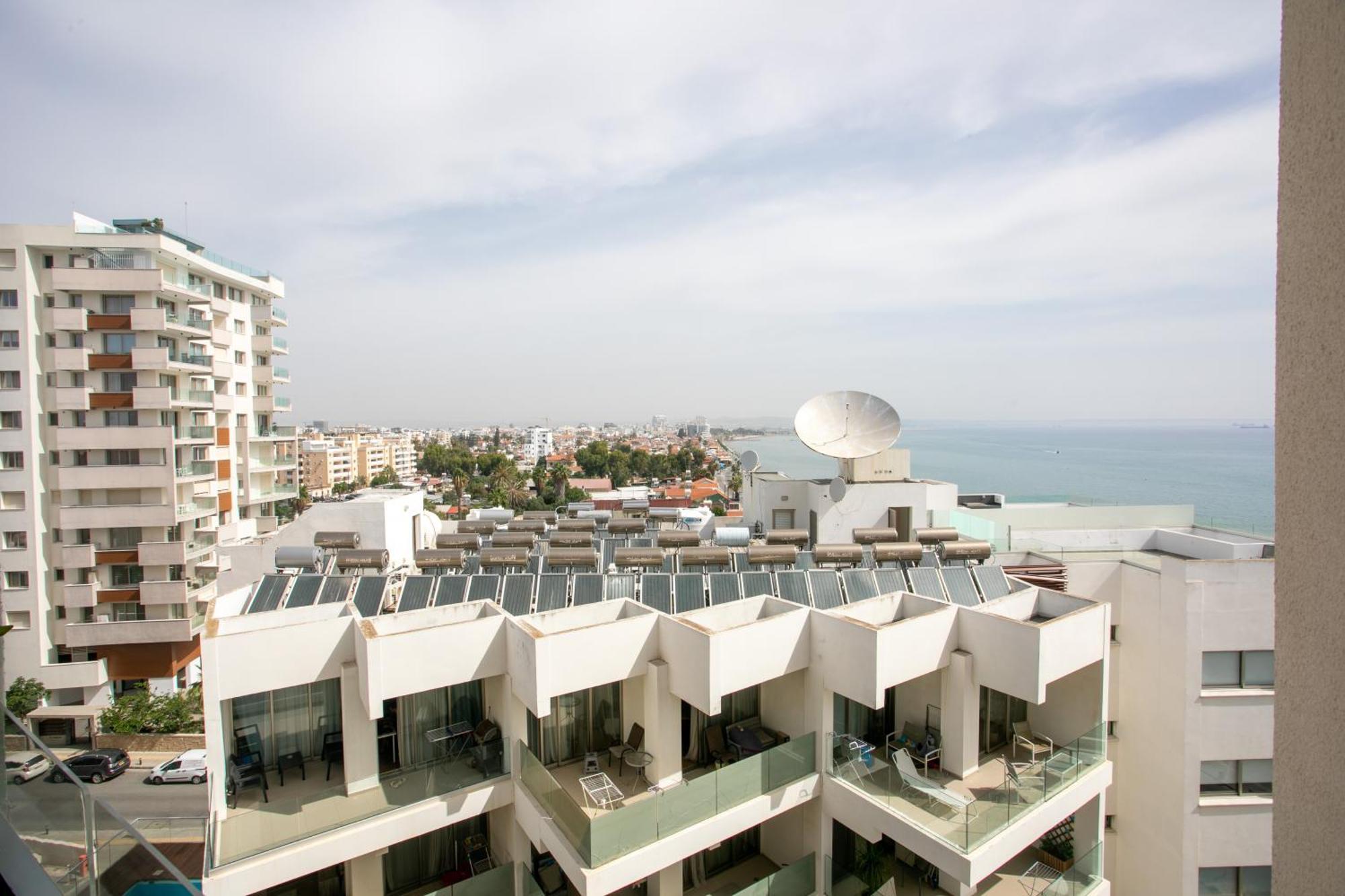 Palmove Luxurious Beachfront Apt Larnaca Exteriör bild