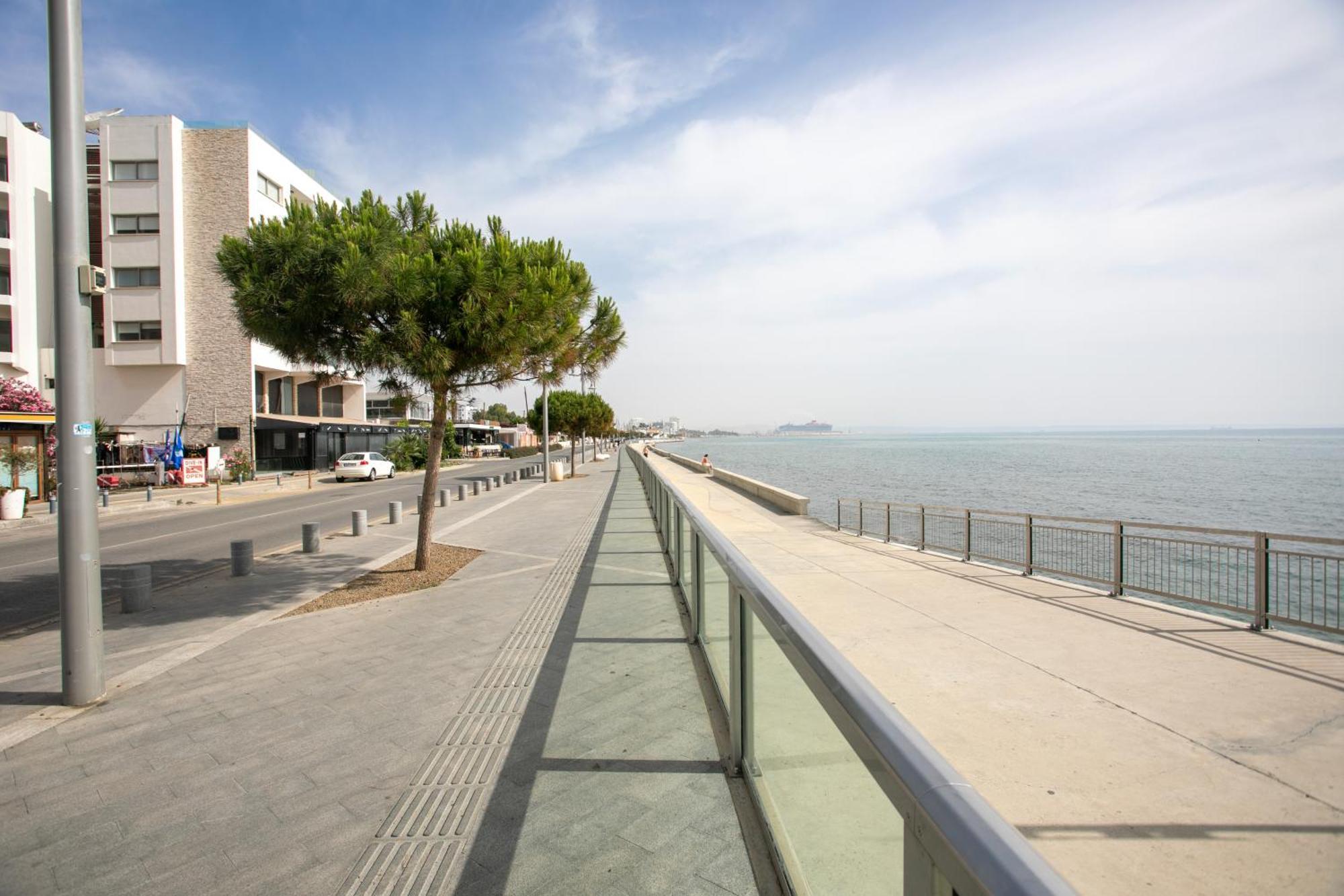 Palmove Luxurious Beachfront Apt Larnaca Exteriör bild