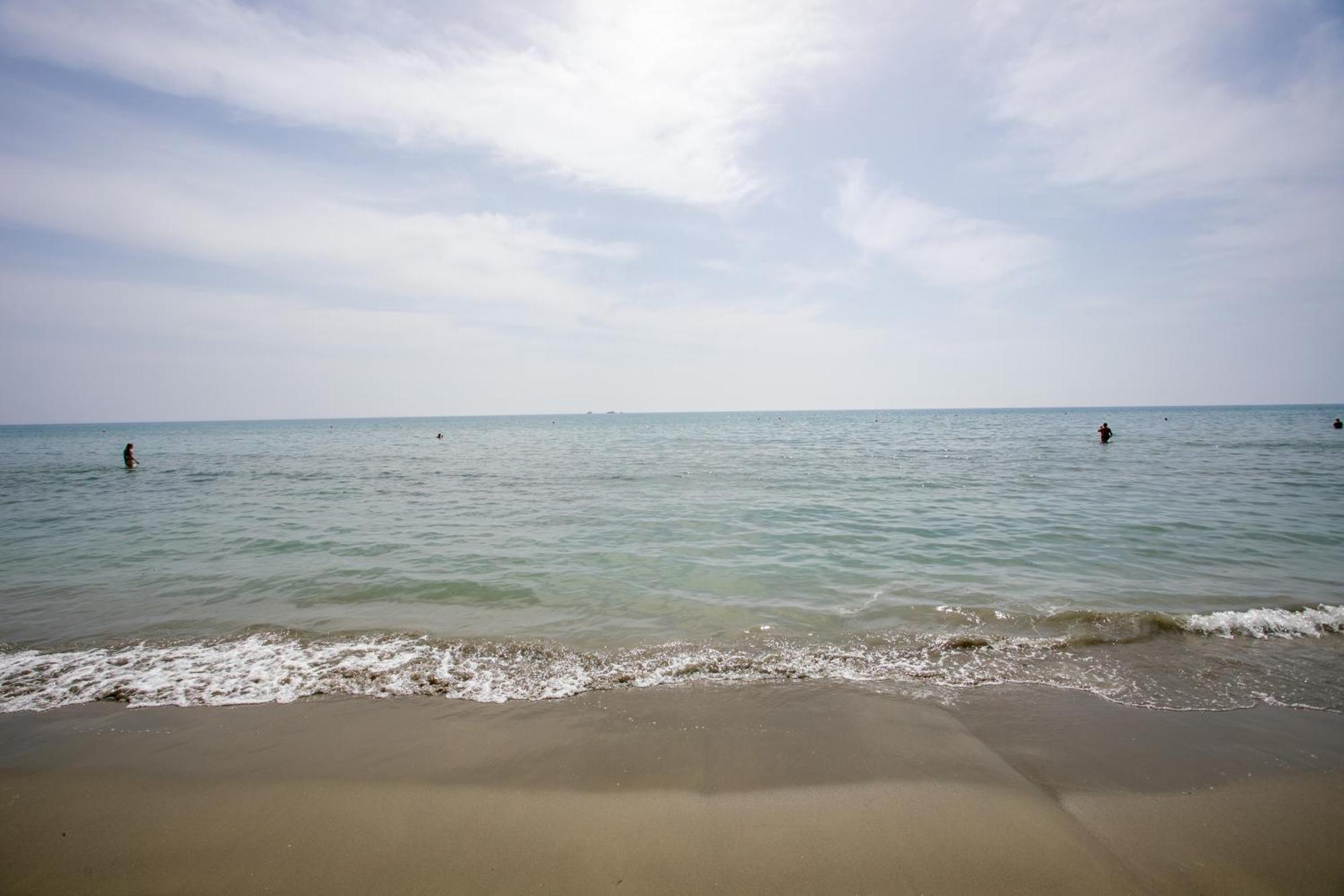 Palmove Luxurious Beachfront Apt Larnaca Exteriör bild