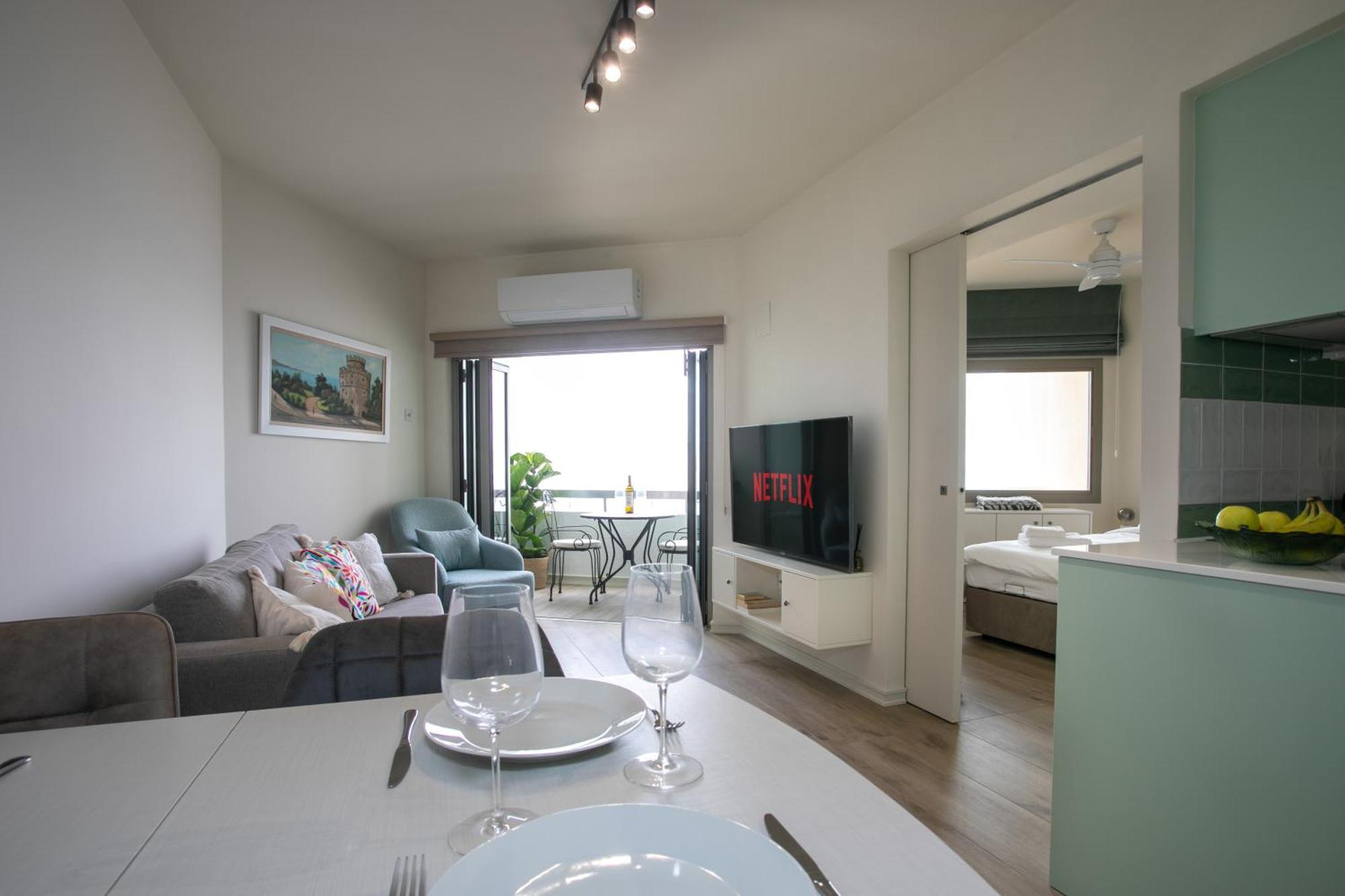 Palmove Luxurious Beachfront Apt Larnaca Exteriör bild