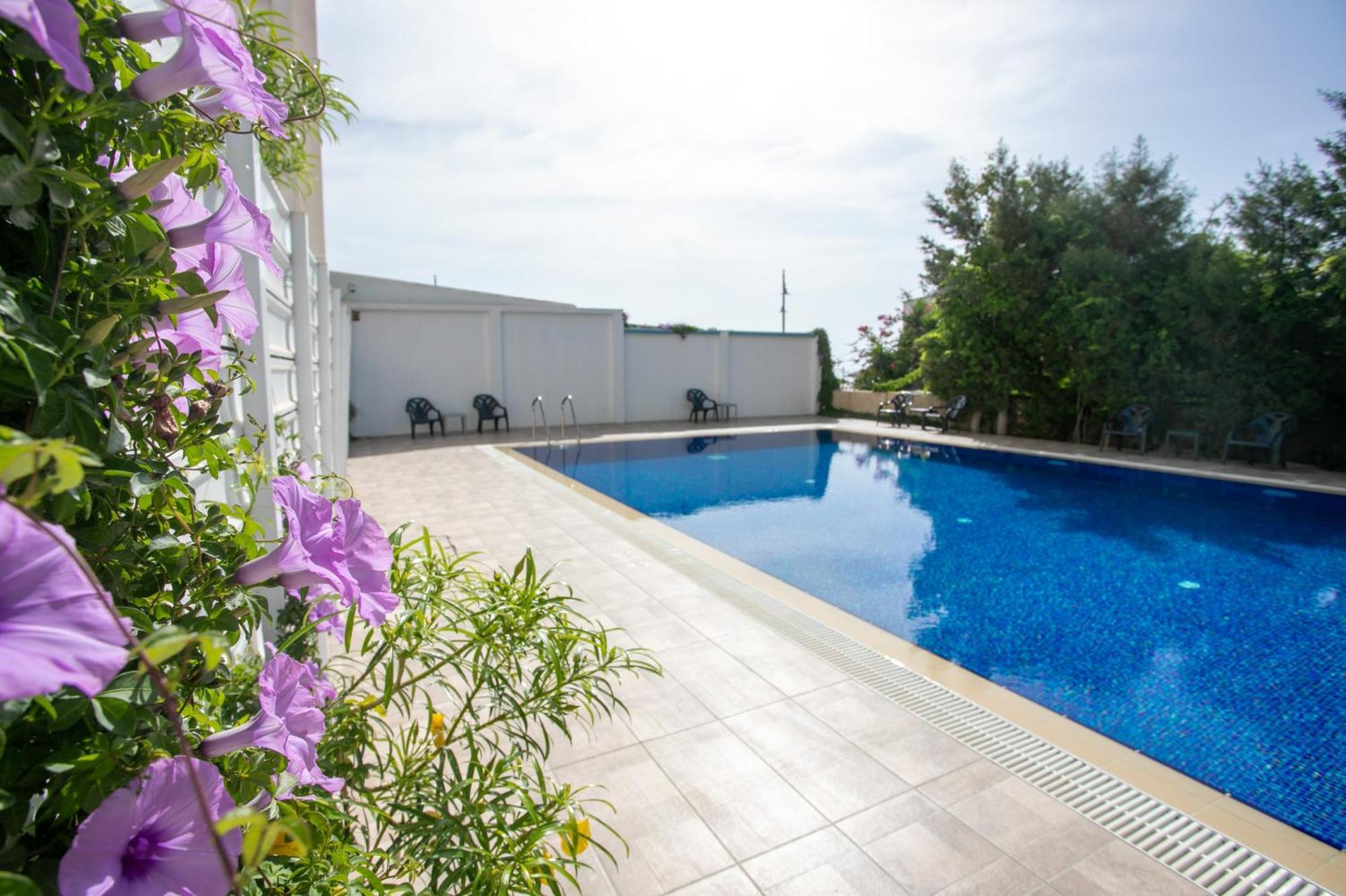Palmove Luxurious Beachfront Apt Larnaca Exteriör bild