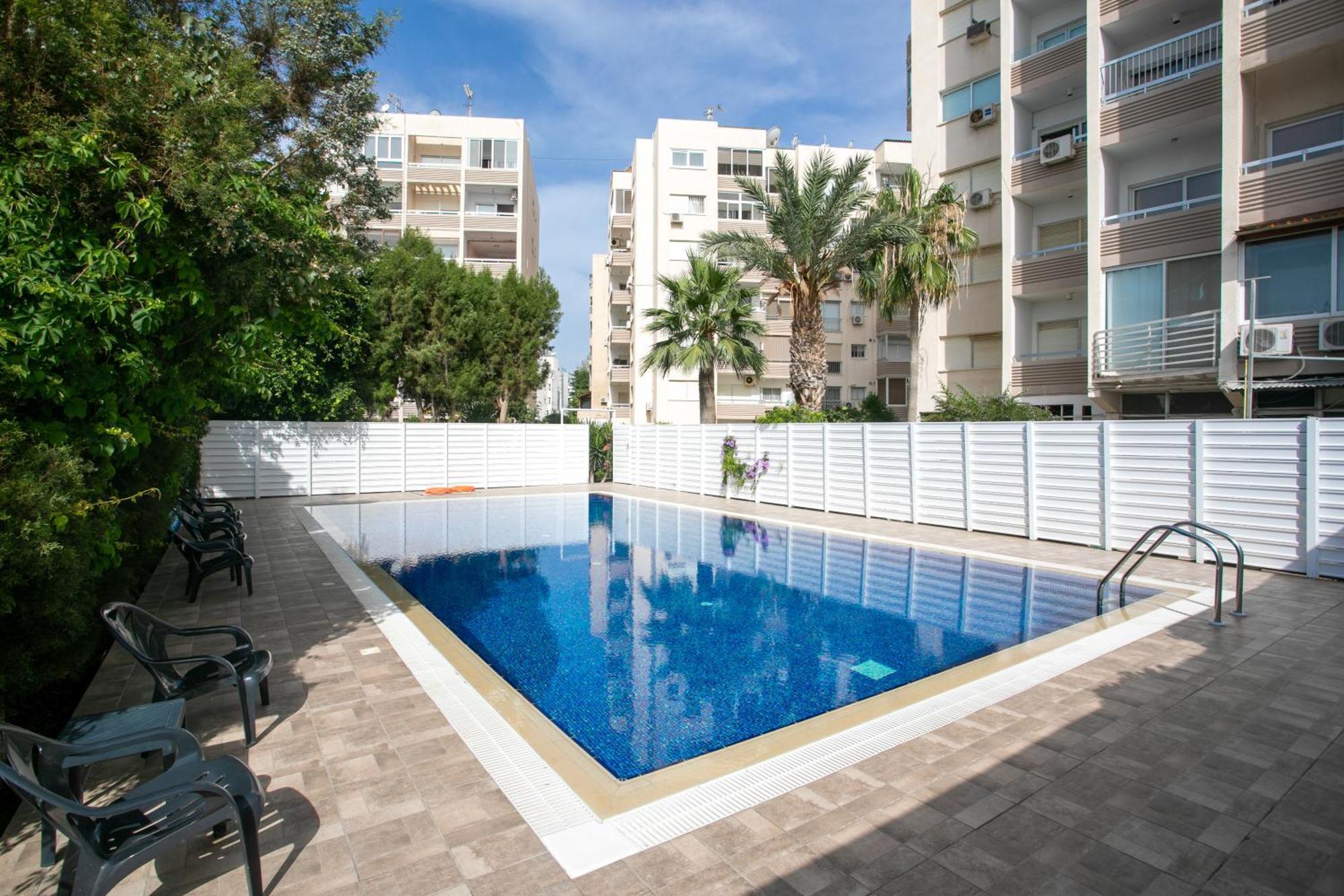 Palmove Luxurious Beachfront Apt Larnaca Exteriör bild