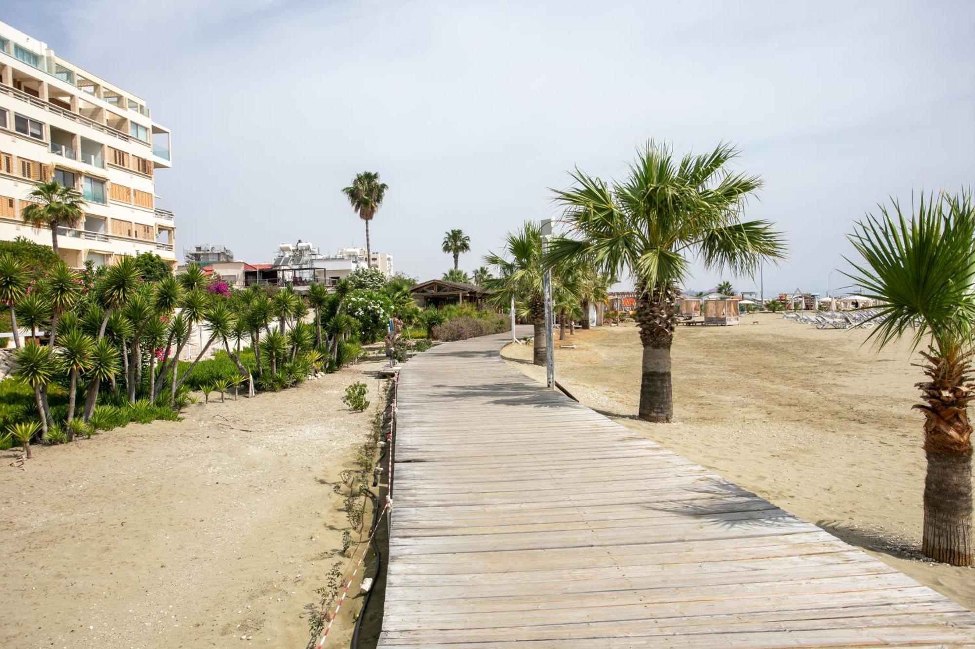 Palmove Luxurious Beachfront Apt Larnaca Exteriör bild