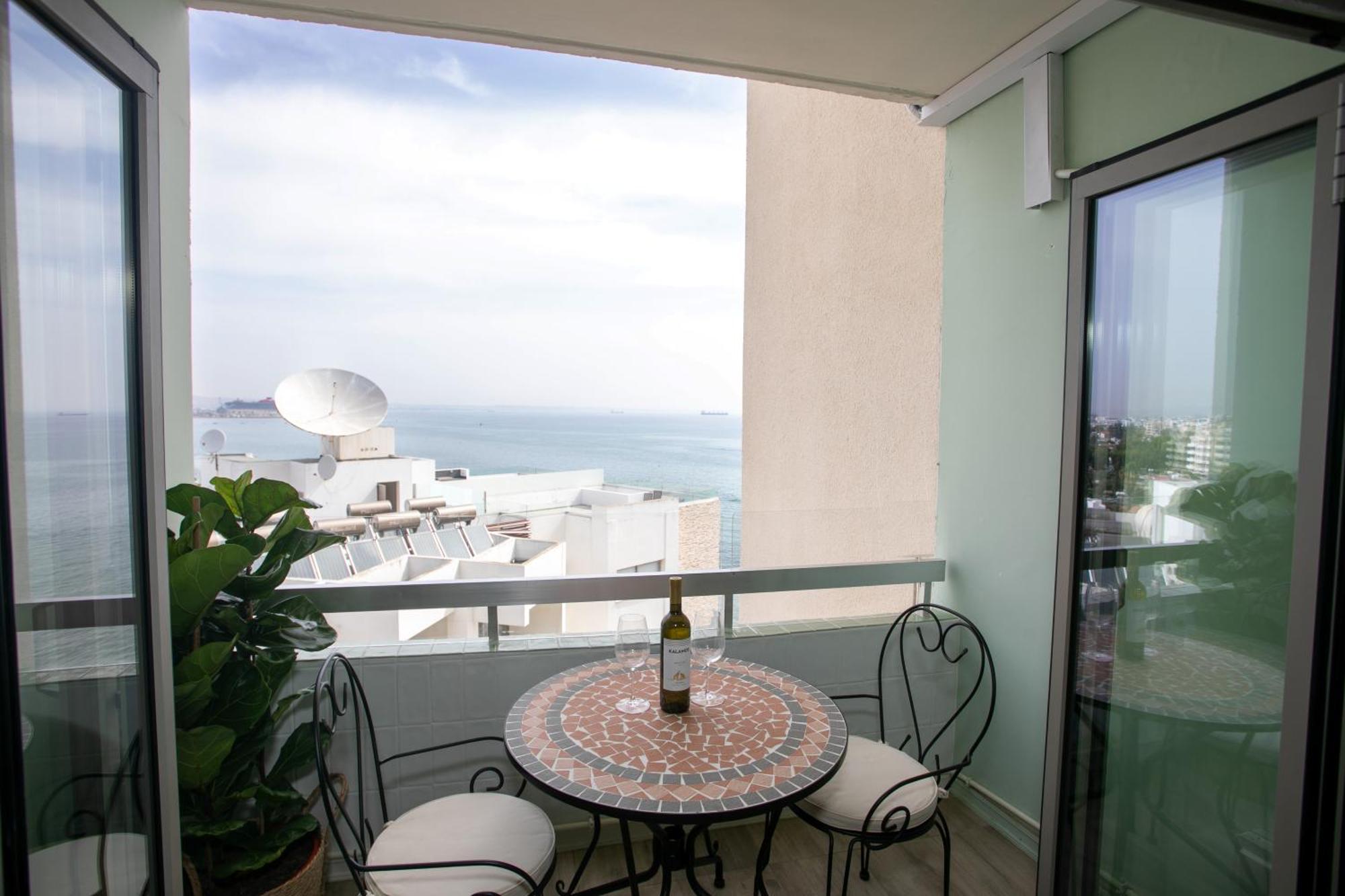 Palmove Luxurious Beachfront Apt Larnaca Exteriör bild