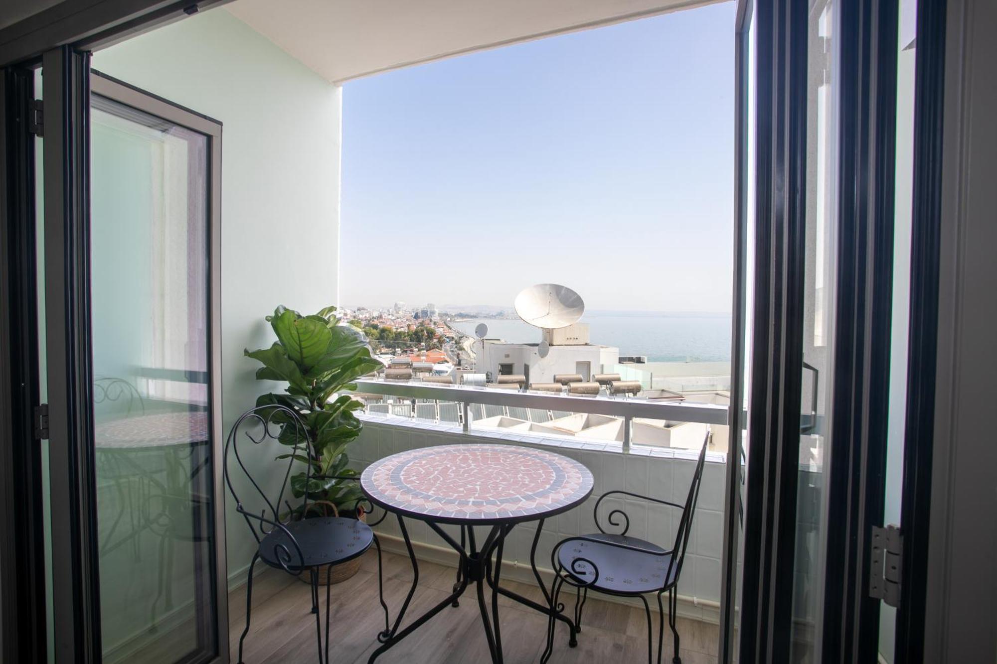 Palmove Luxurious Beachfront Apt Larnaca Exteriör bild
