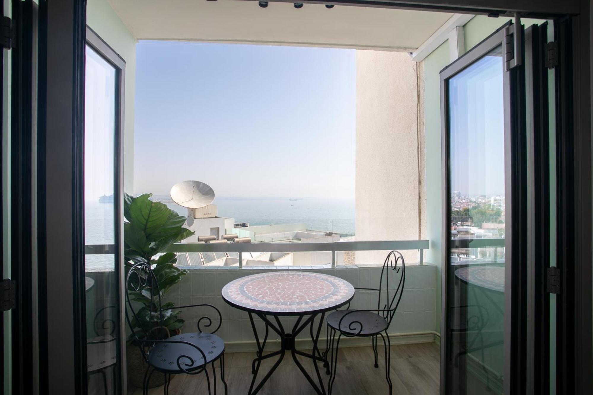 Palmove Luxurious Beachfront Apt Larnaca Exteriör bild