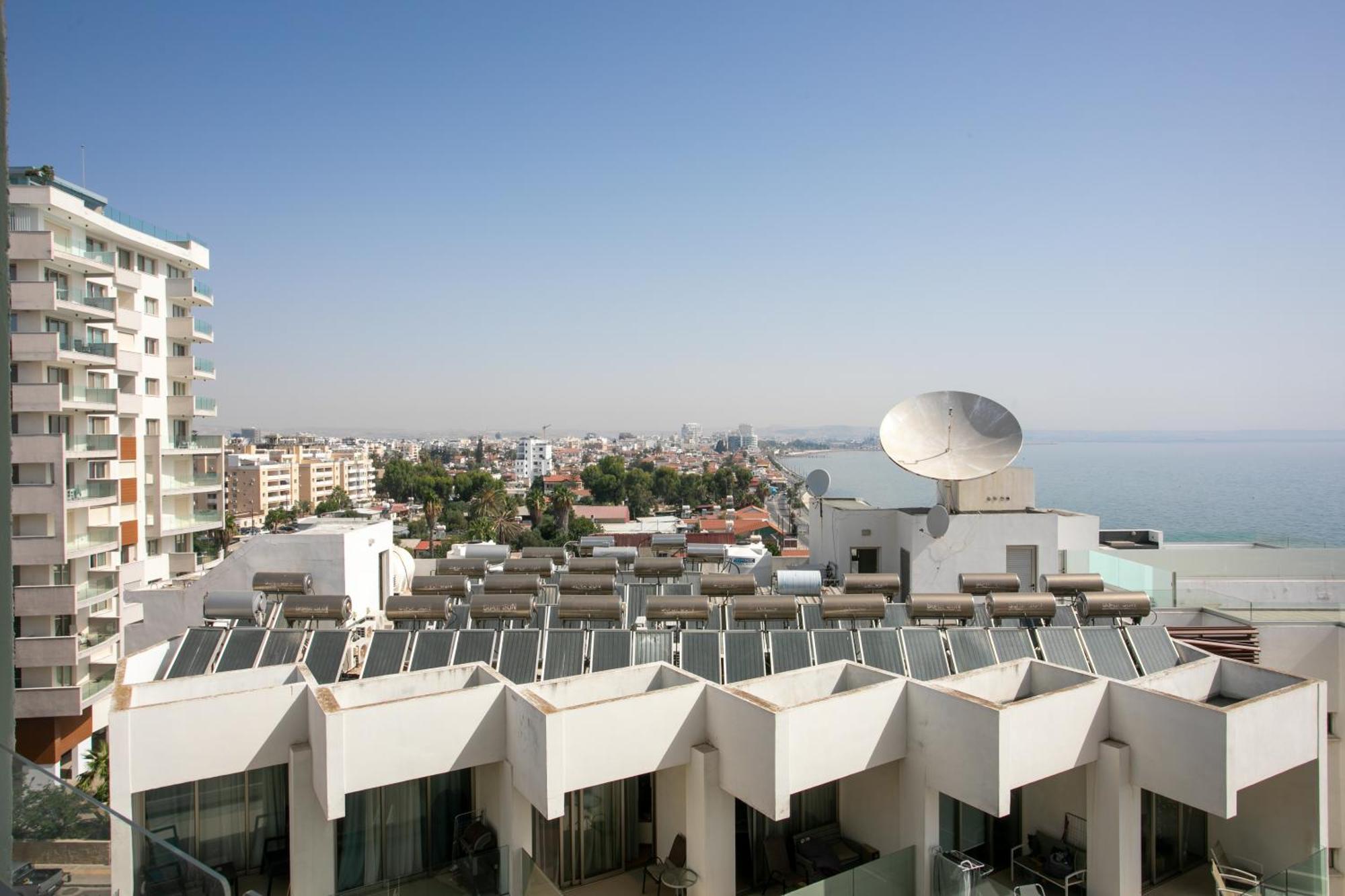 Palmove Luxurious Beachfront Apt Larnaca Exteriör bild
