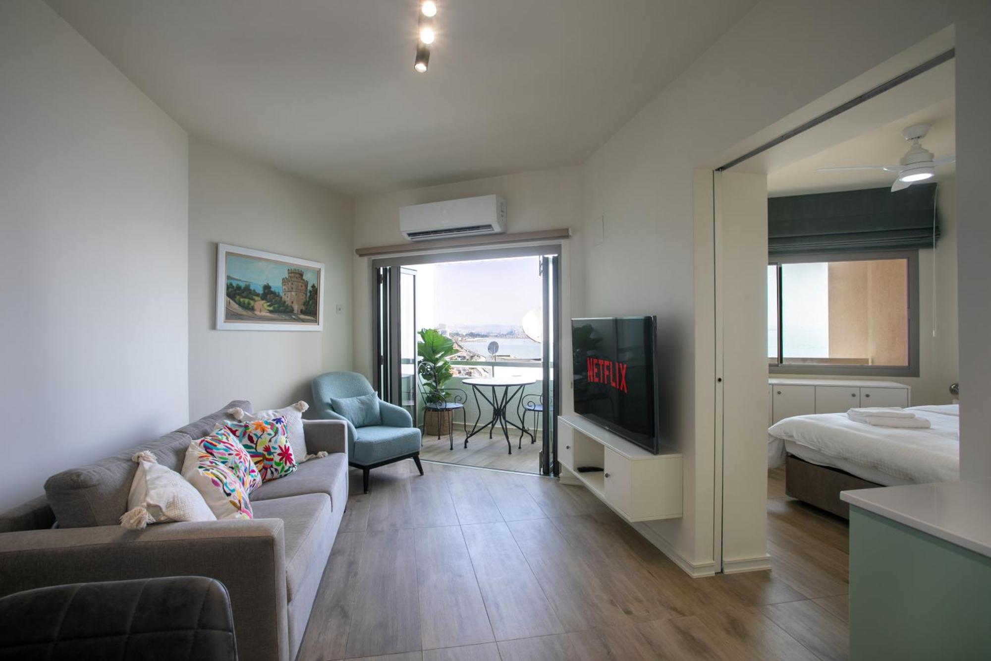 Palmove Luxurious Beachfront Apt Larnaca Exteriör bild